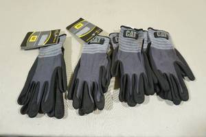 lot 13 image: 4 Pairs Cat Work Gloves -Large
