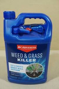 lot 19 image: 1 Gallon Bio-Advanced Weed & Grass Killer