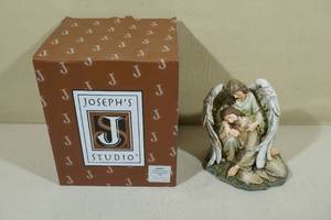 lot 46 image: Josephs Studio 7 Angel with Fallen Christ Statue