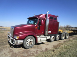 lot 5 image: 2000 International 9400i Semi