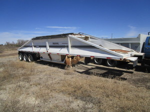 lot 9 image: 1998 R-Way Belly Dump 45