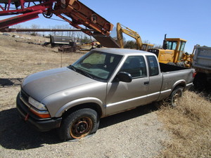 lot 38 image: 2003 S-10 Pickup