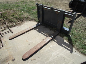 lot 30 image: 5 Payloader Forks