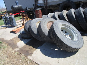 lot 42 image: (5) TruckTrailer Wheels & Tires (3) 22.5 (2) 24.5