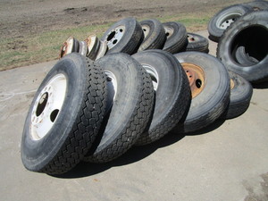 lot 45 image: (5) TruckTrailer Wheels & 22.5 Tires