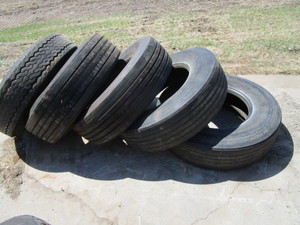 lot 48 image: (4) 22.5 (1) 24.5 TruckTrailer Tires