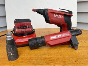 lot 30 image: Hilti SD 4500-A18 Tool with a SMI 55  Magazine and a charger with battery and accessory.