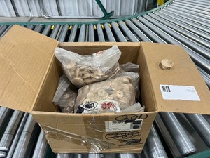 LOT OF APPROX 600 OAK KNOBS