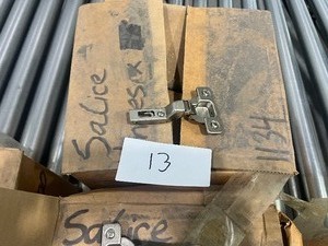 LOT OF 400 SALICE DOOR HINGES, HINGE PLATES, AND SCREWS