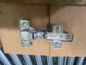 LOT OF 400 SALICE DOOR HINGES, HINGE PLATES, AND SCREWS