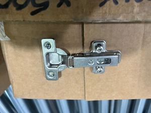 LOT OF 400 SALICE DOOR HINGES, HINGE PLATES, AND SCREWS