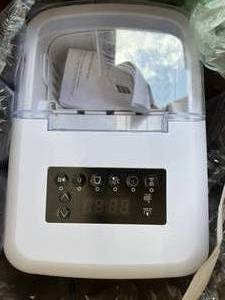 lot 46 image: Humhold White Portable Countertop 33lbs24H Self-Cleaning Ice Maker with Timer & Preset Function