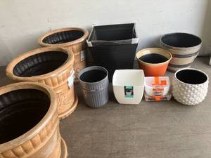 lot 161 image: Lot of 11 Assorted Garden Pots