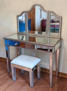 lot 54 image: Mirrored Vanity Set