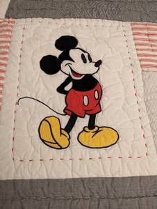 lot 62 image: Pottery Barn Twin Bedding Set