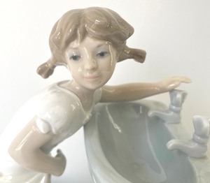 lot 107 image: Clean Up Time Figurine by Lladro