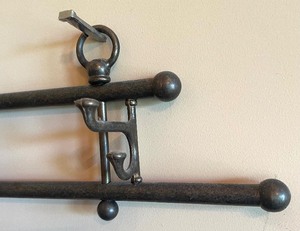 lot 132 image: Vintage Metal 4 Hook Rack