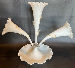 lot 5 image: Murano Art Glass Epergne with Glass Applied Leaves