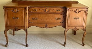 lot 9 image: Vintage Wooden Buffet with Carved Accents & Dovetail Drawers