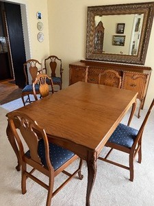 lot 10 image: Vintage Wooden Dining Table with Carved Accents and 6 Matching Chairs