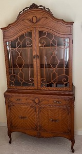 lot 11 image: Vintage Wooden Curio China Cabinet with Carved Wood Accents