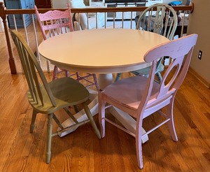 lot 12 image: Cottage Farmhouse Pedestal Dining Table with 4 Vintage Painted Pastel Chairs