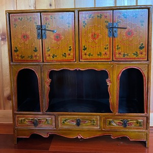 lot 14 image: Vintage Asian Hanging Curio Cabinet