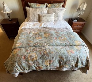 lot 33 image: Queen Size Pottery Barn and Macys Bedding Set