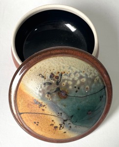 lot 152 image: Pretty Pottery Lidded Dish