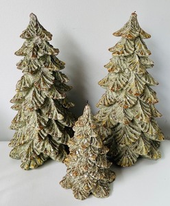 lot 166 image: Festive Holiday Grouping