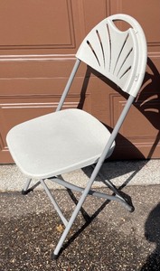 lot 279 image: 8 Folding Chairs by Office Star
