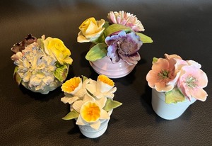 lot 44 image: Staffordshire & Radnor England Porcelain Flowers