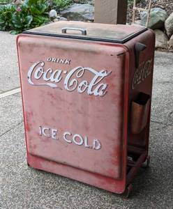 lot 208 image: Vintage Coca Cola Metal Chest Cooler