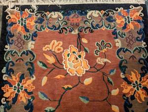 lot 200 image: Gorgeous Floral Accent Rug