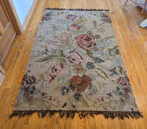 lot 86 image: Woven Floral Accent Rug
