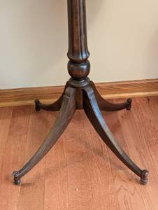 lot 84 image: Vintage Mahogany Round Accent Table