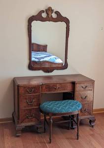 lot 79 image: Gorgeous Vintage Burled Wood Vanity Set - Table, Chair and Mirror
