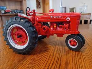 lot 26 image: Ertl Highly Detailed Super M 116th Scale - No Box