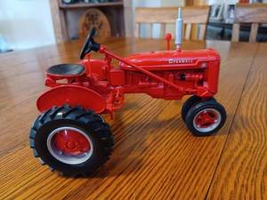 lot 28 image: Ertl Farmall B Culti-Vision 116th Scale - No Box