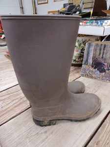 lot 77 image: Pair of Rubber Boots Size 7 - Made in Canada