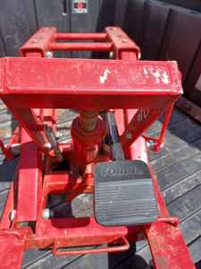 lot 87 image: Torin ATV Hydraulic Jack - Works, Two Casters were replaced with Different Ones than Original