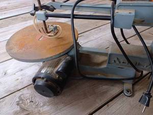 lot 89 image: Delta 16-inch Variable Speed Bench Model Scroll Saw - Works