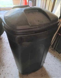 lot 156 image: 30-Gallon Plastic Garbage Can with Cover