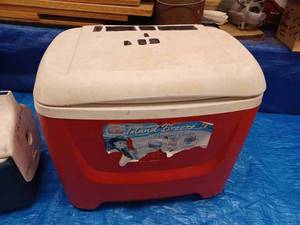 lot 159 image: Igloo Island Breeze Cooler and a Little Playmate by Igloo, missing the push-button latch