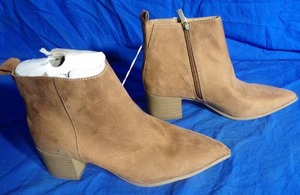 lot 335 image: New with Tags Universal Threads Womens Tan Mid-High Boots Size 9 12