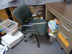 lot 1 image: Teachers Desk Room 141