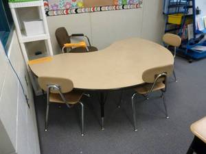 lot 59 image: Room 165 Kidney Table & Chairs
