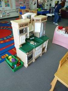 lot 90 image: Room 162 Toy Kitchen Green & White