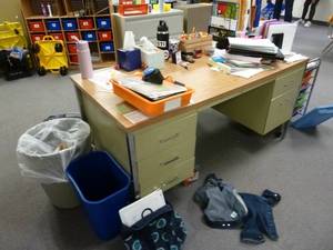 lot 100 image: Room 146147 Teachers Desk