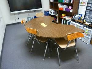lot 108 image: Room 149 Kidney Table & Chairs